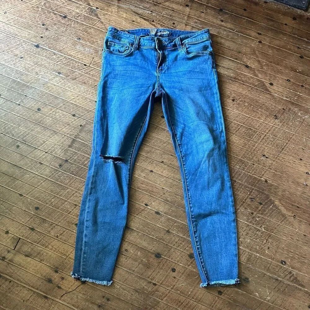 Kut from the Kloth distressed straight leg cropped 8 jeans